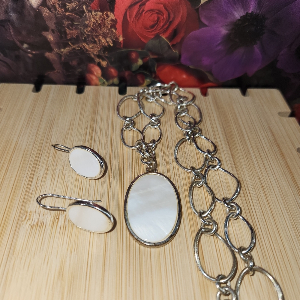 #2563, VTG AVON SET, MOTHER OF PEARLS, EARRINGS & NECKLACE 16"IN